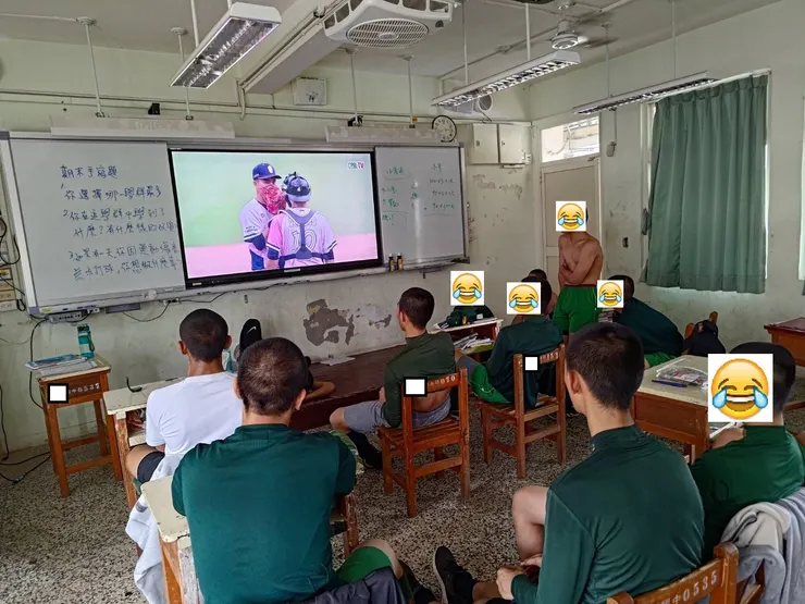 時間接近三段，我提示期末考要寫甚麼，他們仍故我地看職棒