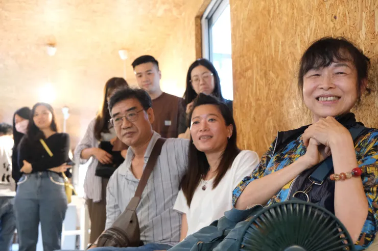 大家都很認真看影片~