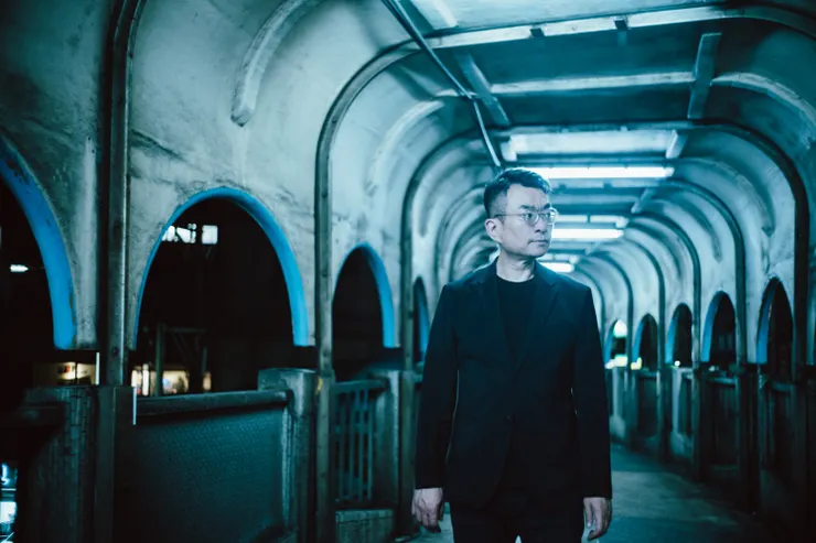 金馬執委會執行長 聞天祥，攝於《千禧曼波》之拍攝場景／學籽文創 提供