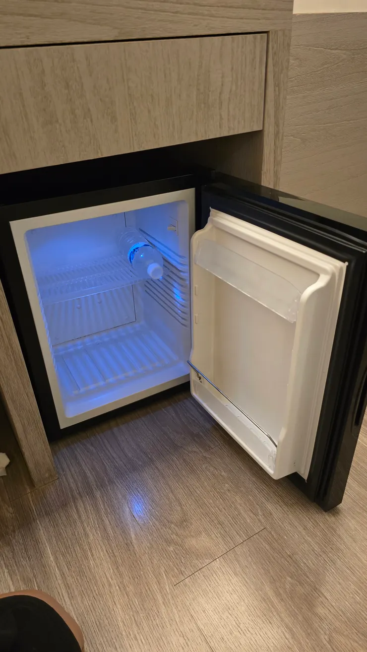 高雄旅居文旅亞灣館三人房裡的小冰箱