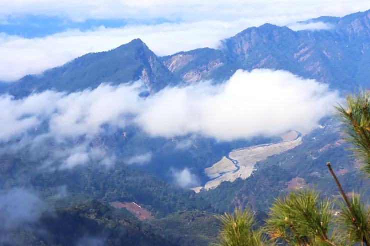 眺望大安溪河谷及馬拉邦山至大克山的連稜