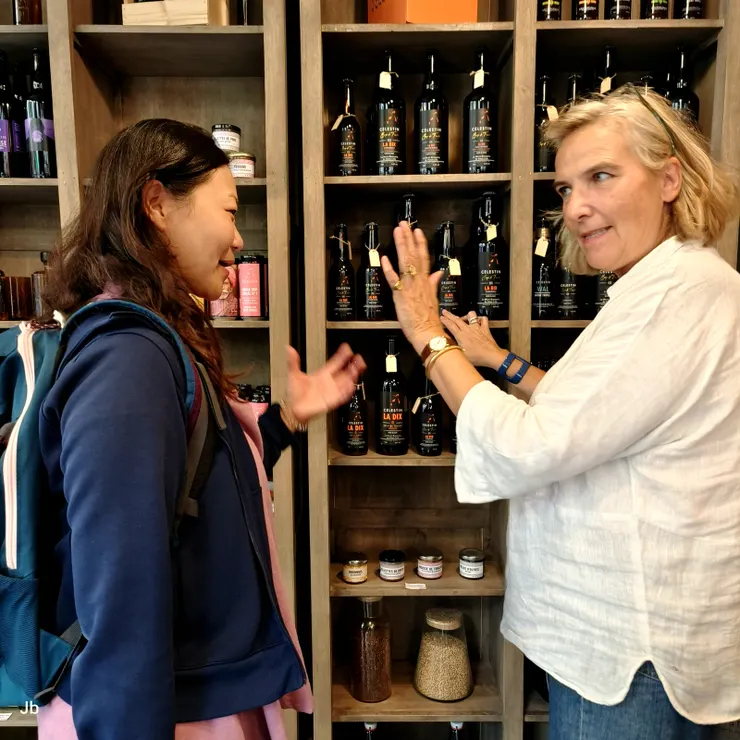 【老城區建築典雅商號應有盡有，侄女品味高帶訪店家俱為上選！Célestin精釀啤酒。】