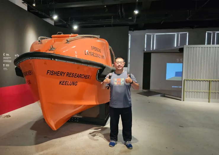 我和陽明海運的救生艇合影!船首有基隆的英文字樣!