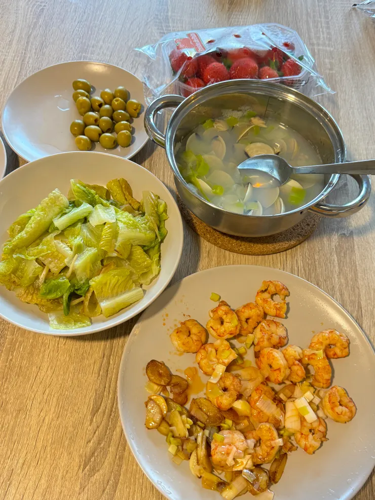 晚餐的部份！！吃完晚餐放好拖運的包包後，早早就寢休息！準備迎接隔天的30公里徒步～～🫣