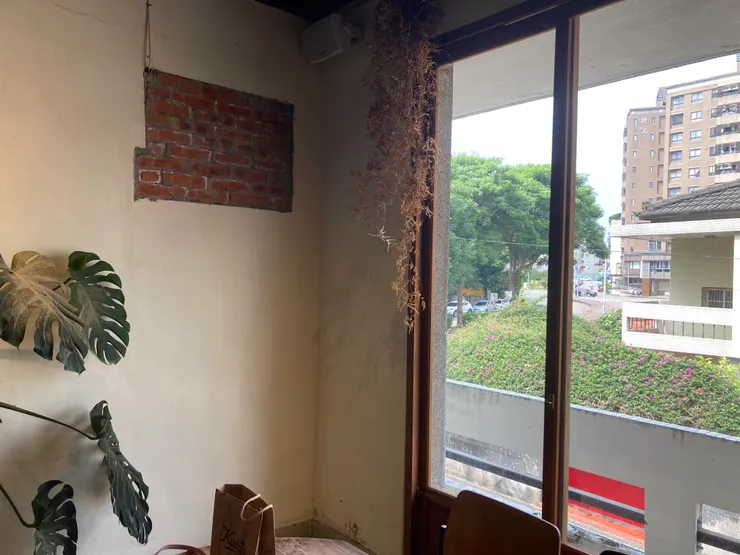 大落地窗看出去的二樓風景