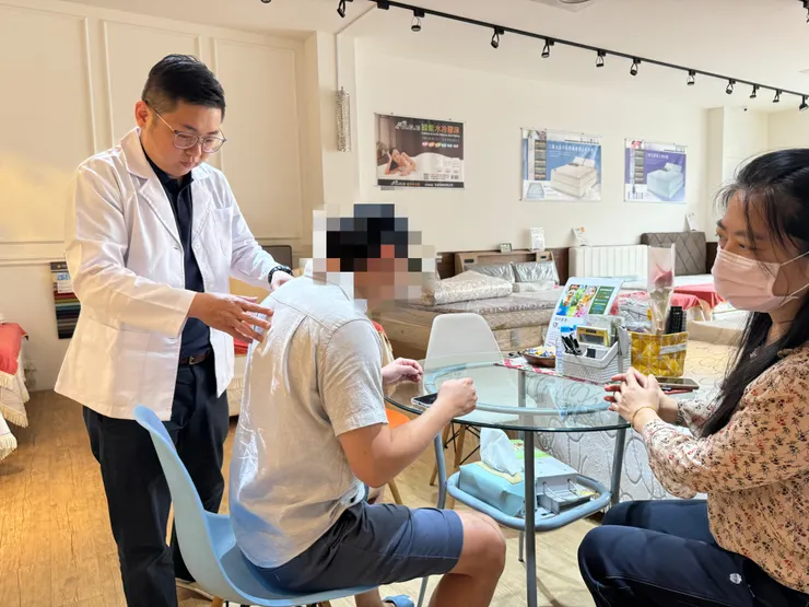 歐寶床墊配合物理治療師初估中
