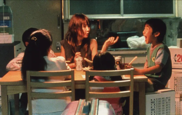 《無人知曉的夏日清晨》電影劇照：四名孩子與母親