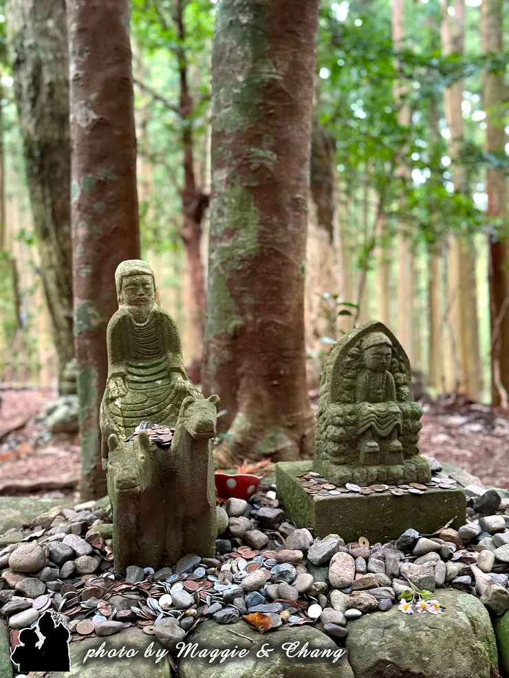 這座牛「馬童子像」高50cm，小巧可愛，現已成中边路的象徵性指標。「牛馬童子像」據說是花山天皇遊歷時的雕像，穿著僧袍騎著牛和馬，明治時代製作。並排的道者像，被稱為「役行者」。其後方，立有地藏菩薩和不動明王的雕像。