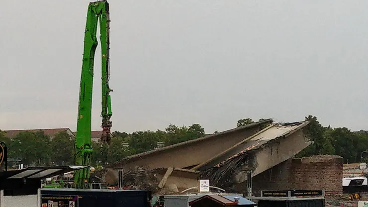 旁邊就是去年九月德勒斯登的斷橋，還好是凌晨坍塌無人傷亡，但據同學說，我每天搭的電車原本是走在那座橋上的