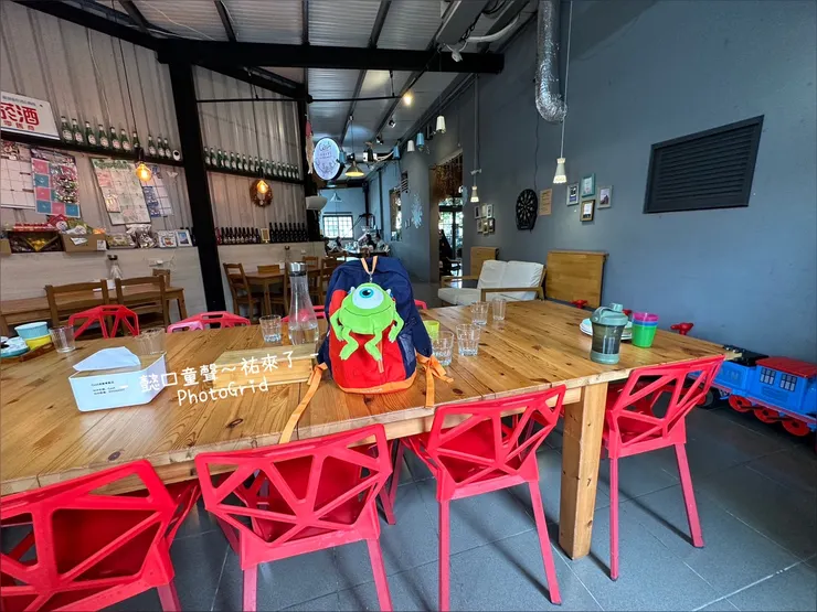 這應該是店家裡最大的用餐區，我們兩家人在這裡用餐。