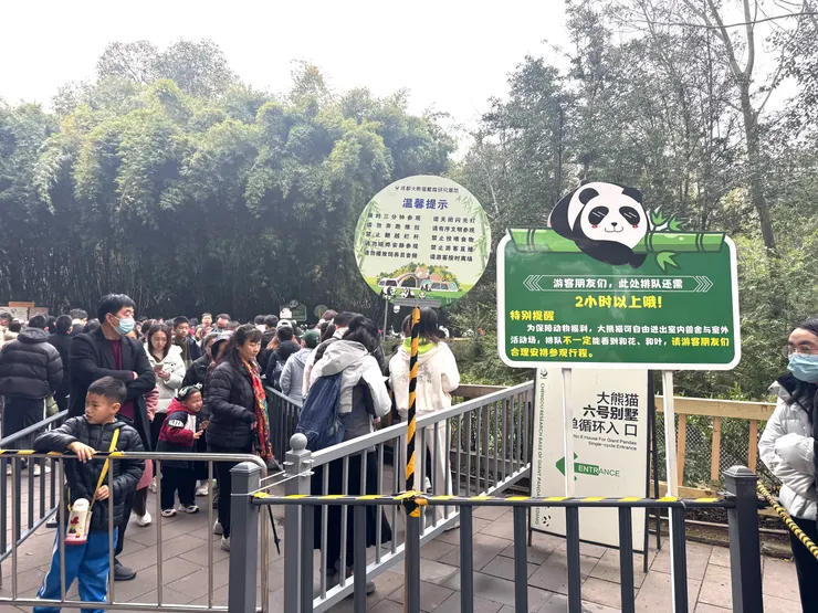 花花住的六號別墅的門口標示著給遊客溫馨的建議，但是仍然人龍越來越長。