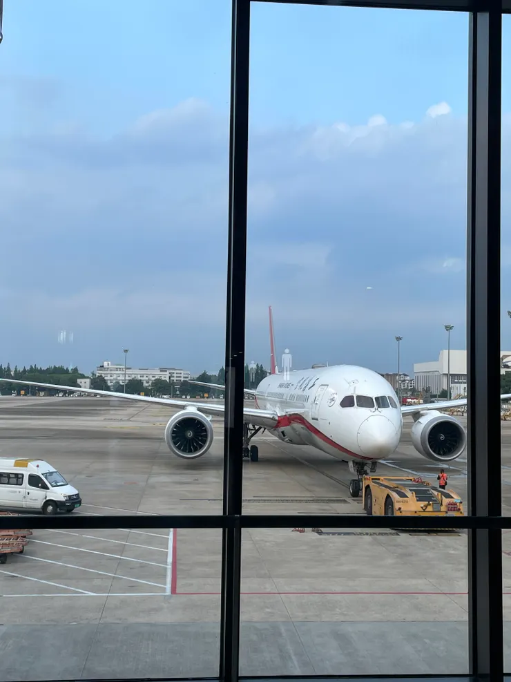 登機前有幸能拍到旁邊正在後退的上海航空787，自從疫情後就沒有再搭乘過東上航的班機，希望下次有幸能搭乘上航最新的787試試。