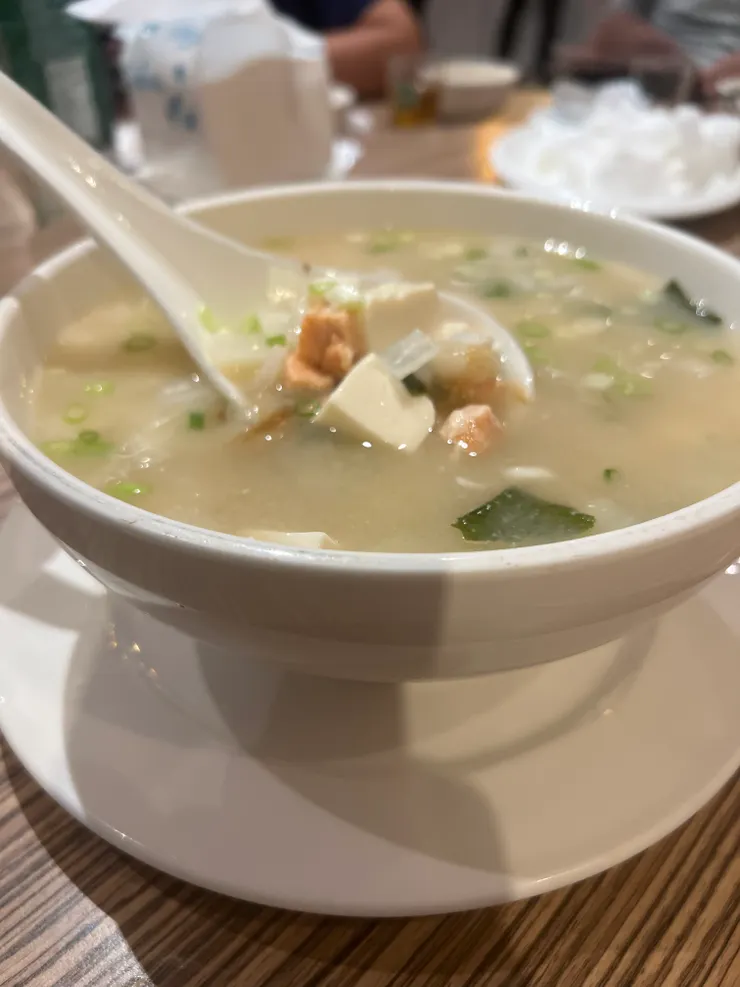 味增鮭魚海鮮湯。鮭魚丁很小，有種致敬Fine dining的感覺，但還有魚刺，所以不能算是Fine dining。