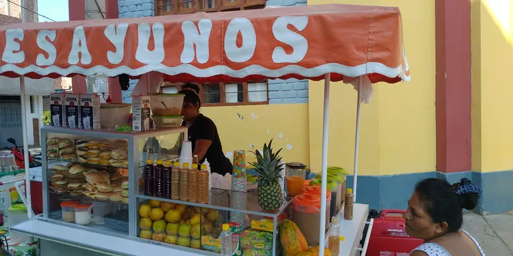 公園旁的早餐店,果汁和漢堡簡簡單單,很適合早餐快速來一份