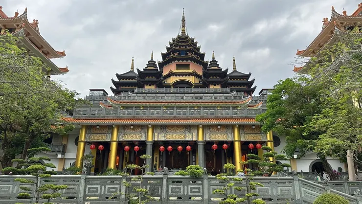 據說這間寺廟沒有設計圖，完全依照神明指示來興建，會不會太神奇？
