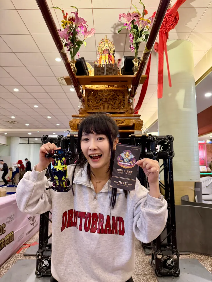 ▲「電玩女神」陸子玄也體驗首創「四驅車鑽轎底」感受祈福神明加持。