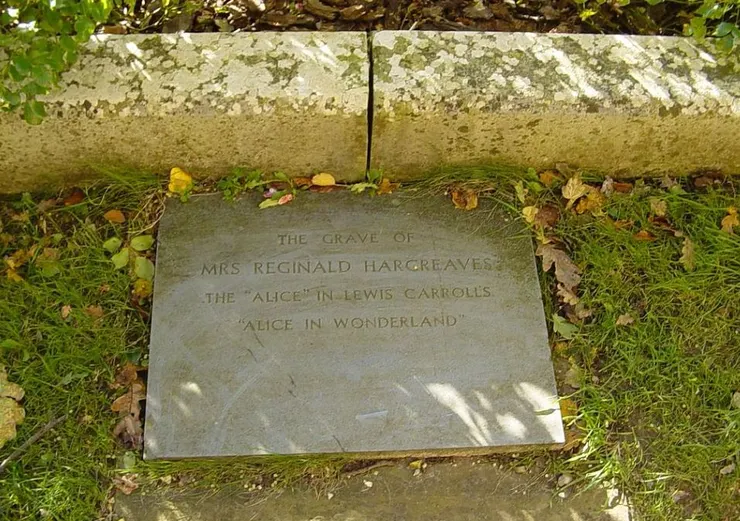 Reginald Hargreaves 太太之墓 - 路易士‧卡羅的《奇境中的愛麗絲》中的愛麗絲