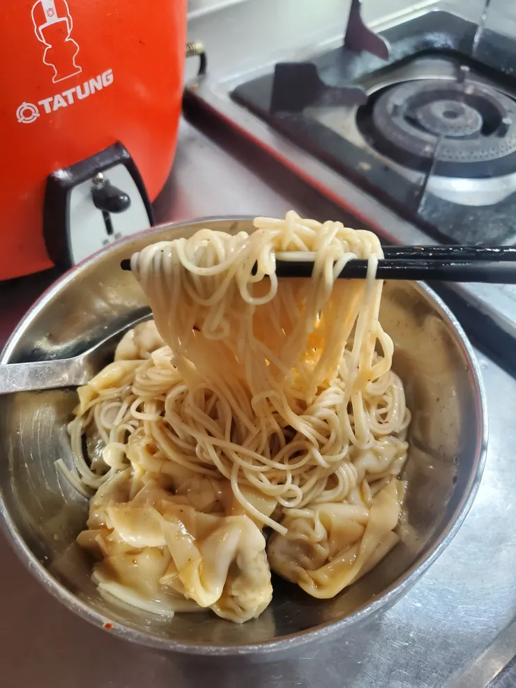 加麵拌進去後醬料完全不夠啦！