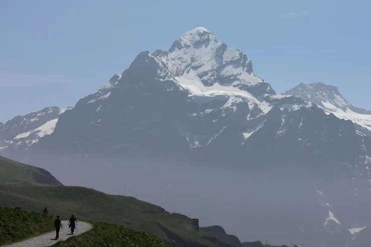 蜿蜒小徑通向雪山深處，每一步都帶著未知，也帶著渴望。