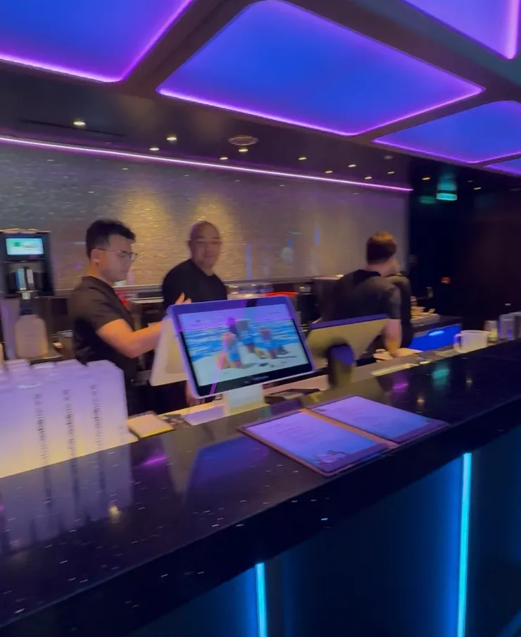 以烏蘇拉為主題的手搖飲店奈雪