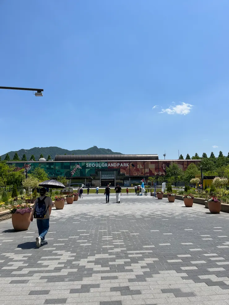 一出地鐵站後迎面首爾大公園的入口