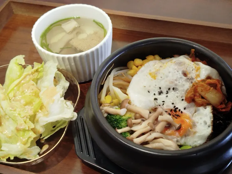 滿滿的蔬菜跟焦香的鍋巴~~