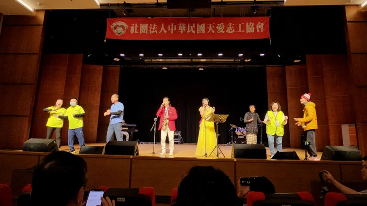 理事長項慧寧與視障 Life爵士樂團共同表演。社團法人中華民國天愛志工協會/提供