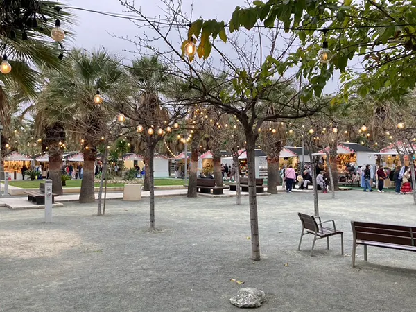 港口附近的戶外市集