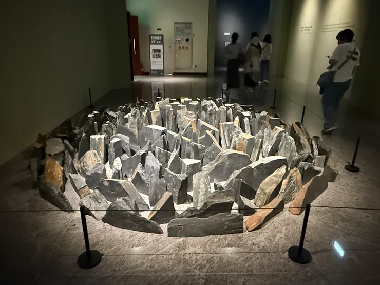 人眼是圓的,相機拍攝時的移動軌跡也要是貼合弧形來拍攝的,並且將整個視角拉到「藝術品+整個環境」整體和諧感來一起觀看