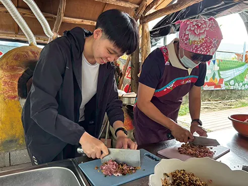 ▲鼎灶間的傾聽： 透過共同備料的勞動，讓對話在最真實、不具防備的律動中展開。（圖／翁晨錦）