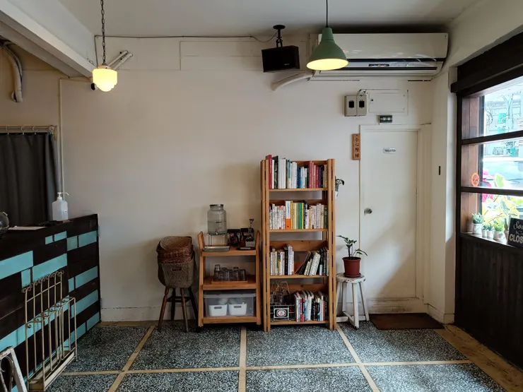 自助餐具取用區及書架