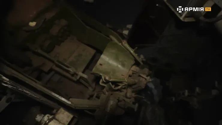 左邊為戰車主砲與緩衝機構、中間綠色亮亮的東西是在坦克發射後，承接砲彈彈殼、將其向後拋至車外的排彈機構。(畫面來源：Армія TV)