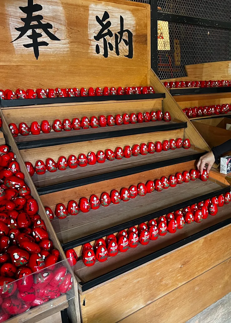 可以去寺裡買這個小弁才天不倒翁，寫下願望塞進去祈福，最重要的是要記得去奉納