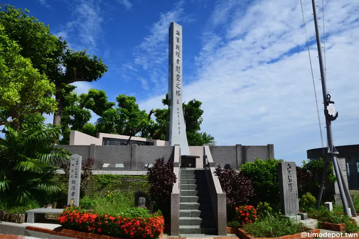 海軍壕遺址山丘上的慰靈碑