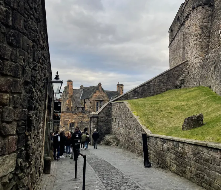 愛丁堡城堡 (Edinburgh Castle)是建於12世紀的軍事堡壘,目前仍有軍隊駐紮。
