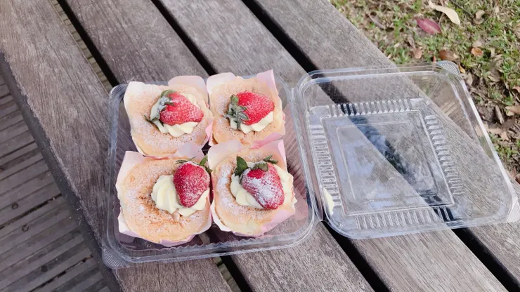 下午茶聊得差不多了,我們到戶外吃蛋糕去