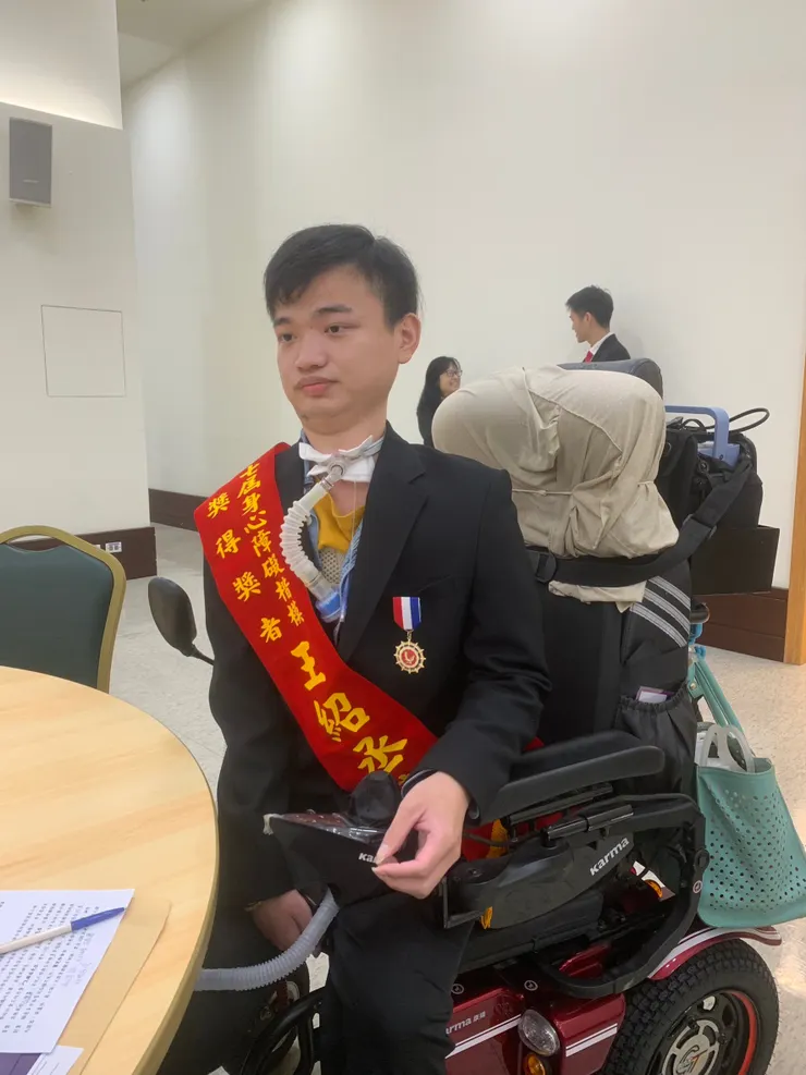 圖 第27屆身心障礙楷模金鷹獎獲獎人王紹丞先生。