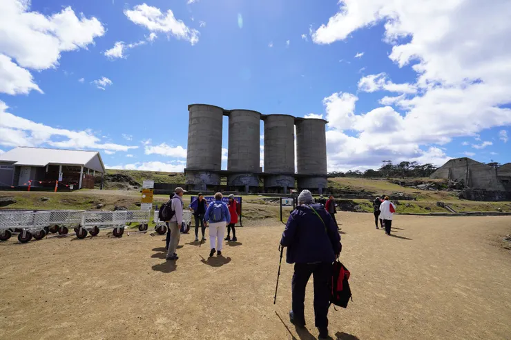 勇腳ㄚ罵與生日爺爺+島上最高建築~水泥倉(放碼頭方便運輸)