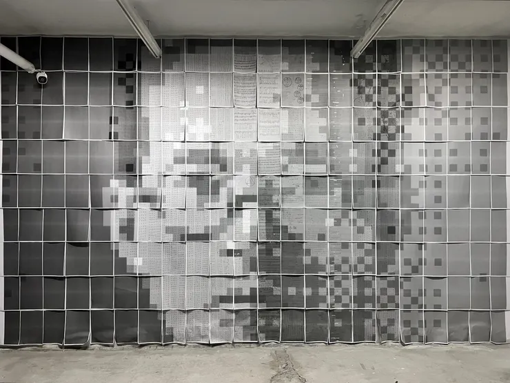 胡馨方，〈(n.) a very successful and powerful person〉，2024，影印紙、原子筆、書，尺寸依場地而訂。本文作者拍攝。