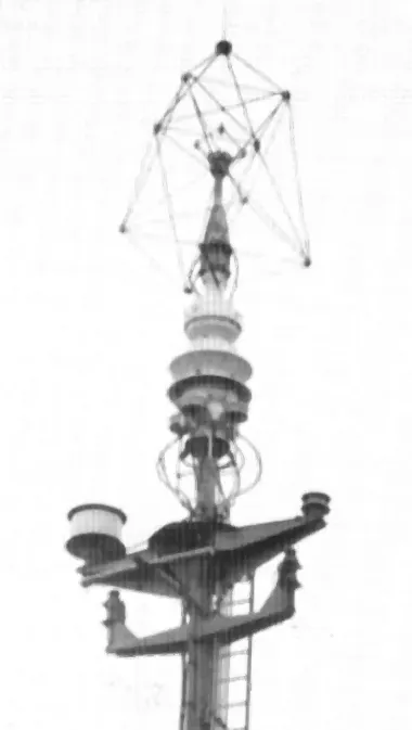 12M型巡防艦的電子戰天線，最頂端的鳥籠狀天線是高頻側向(HF/DF)天線，下方的圓餅狀結構是UA-8/9的天線。