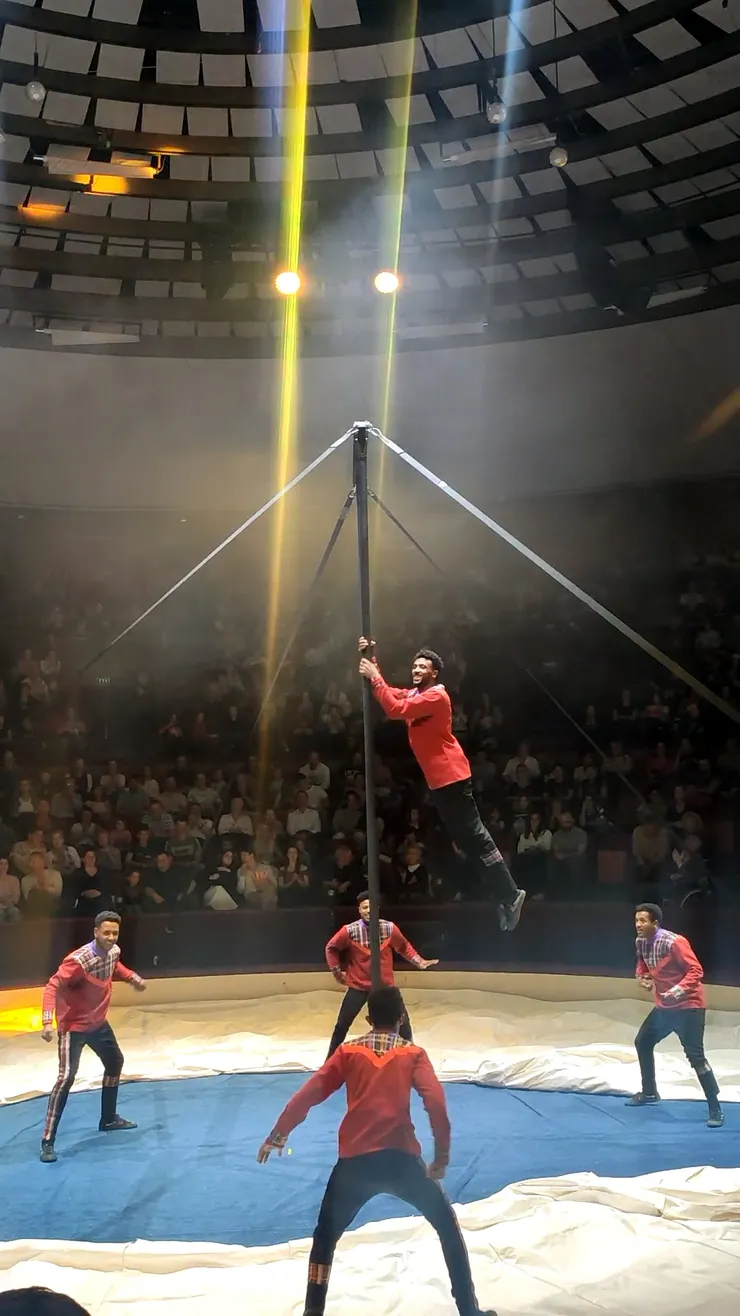 看起來很歡樂的表演，每個人都笑嘻嘻的xD