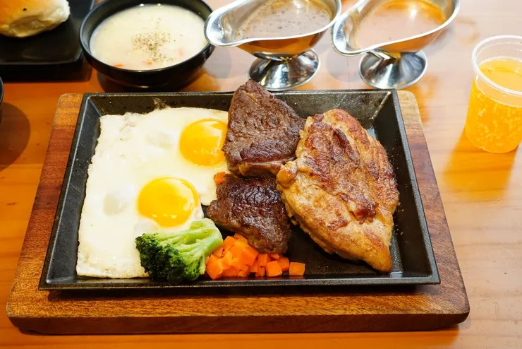 CP值超高的台南牛排館！魔力牛牛排館：帶骨牛小排、超值雙拼、