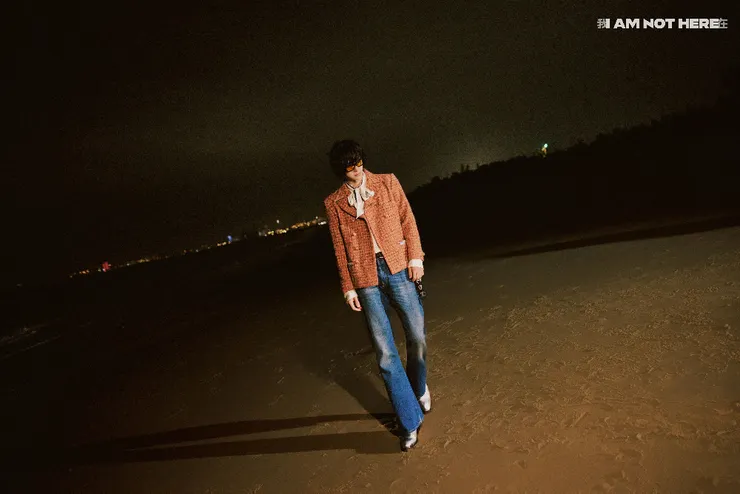 2024/12/31 《我在 / I Am Not Here》: 令人耳目一新的二元概念對立 / 反轉 / 融合 / 消弭；在與不在，存乎一心。  閉上雙眼，見山見水見自我，聆聽來自心靈深處的聲音，感受世界、卻不為紛紛擾擾干擾。  喜歡海報這簡約純粹的風格，與一博的個性、理念相契合。  讓我想到《小王子》，漫遊了一圈後，決定回去守候他的玫瑰。張揚帶刺的玫瑰，是溫柔善良的小王子之另一面。他們同樣簡單純粹，小王子只要玫瑰盛開，就不會離開。他不會把玫瑰留在孤島，會當玫瑰的小舟，渡到綠洲。  守護著玫瑰，就是守護簡單純粹、守護自我。  萬花叢中過，片葉不沾身。小王子回到玫瑰身邊，一博找回自我，我等亦當如是，找回簡單純粹的自我！  