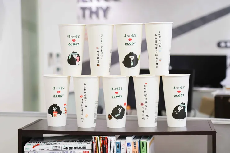圖說：清心福全×奧樂雞第二波聯名紙杯５月起上市，精選9款超寫實職場辛酸語錄，陪伴上班族度過高壓日常。（資料來源：清心福全）