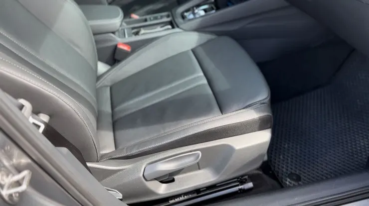 正、副駕駛座均為手動調整椅子