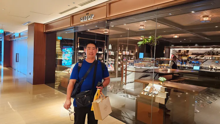 我身後就是我在新加坡君悅酒店買麵包的地方!