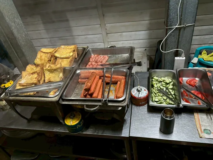 早餐取用地點會在廚房裡面,這是第三天的早餐。