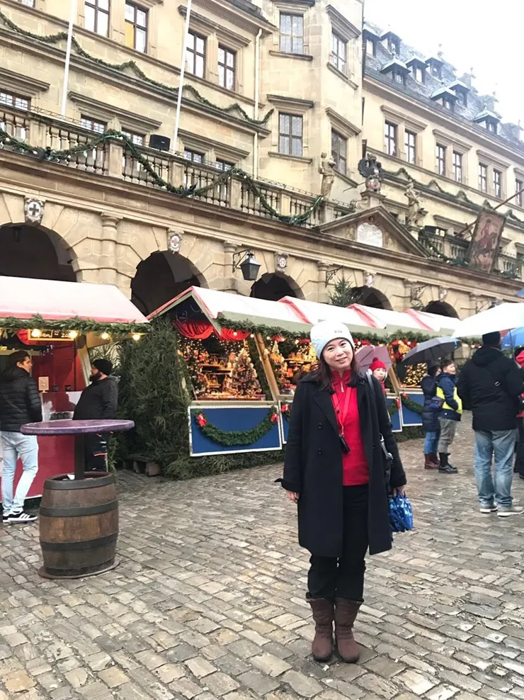 市集張燈結彩預告著聖誕節的到來