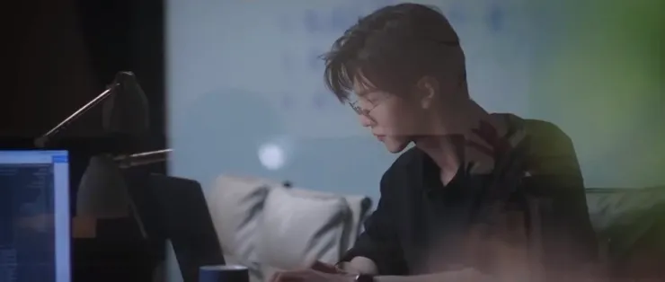 不得不說陳哲遠戴眼鏡真的好看，增添了段嘉許進入社會後的穩重感。（圖/劇照）