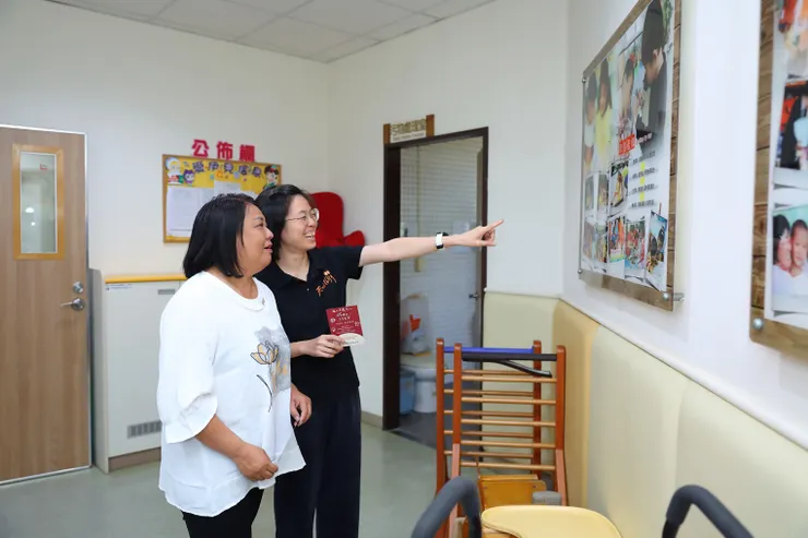 堂誠媽媽(左)和蔡孟君組長回味當年。